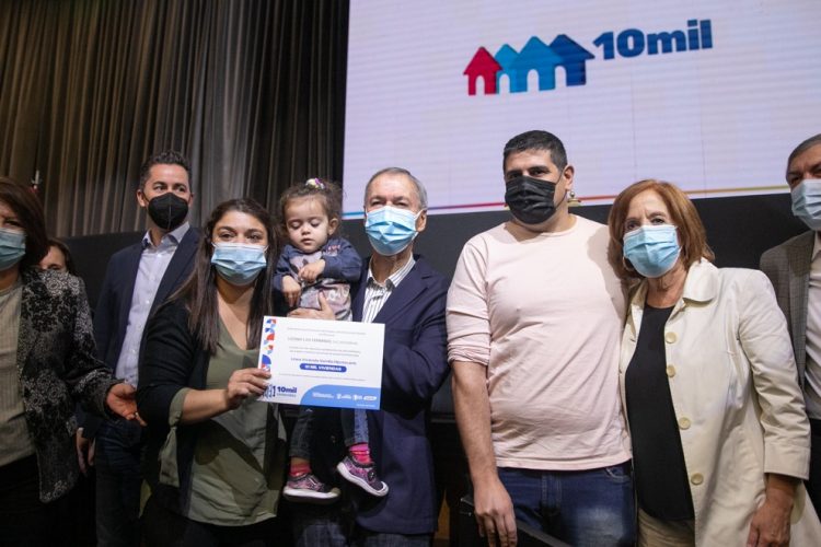 Entregaron los primeros créditos hipotecarios "10 Mil Viviendas"