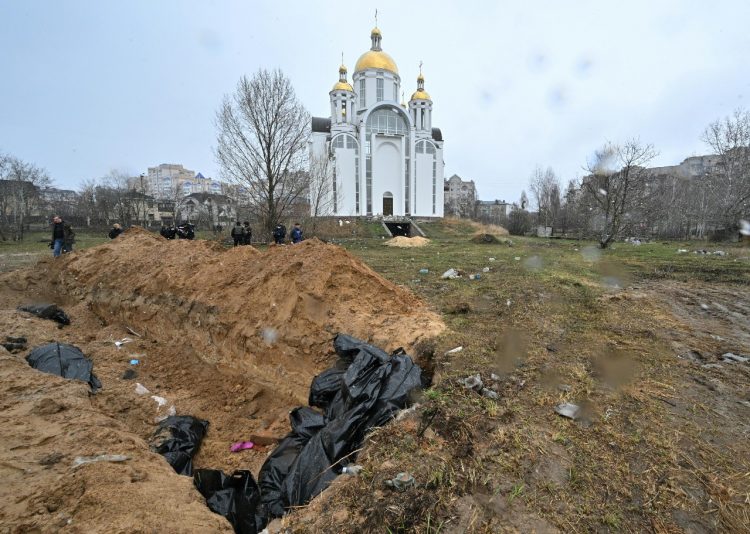 La Defensora del Pueblo de Ucrania denunció el hallazgo de una nueva fosa común al lado de una iglesia en Bucha.
