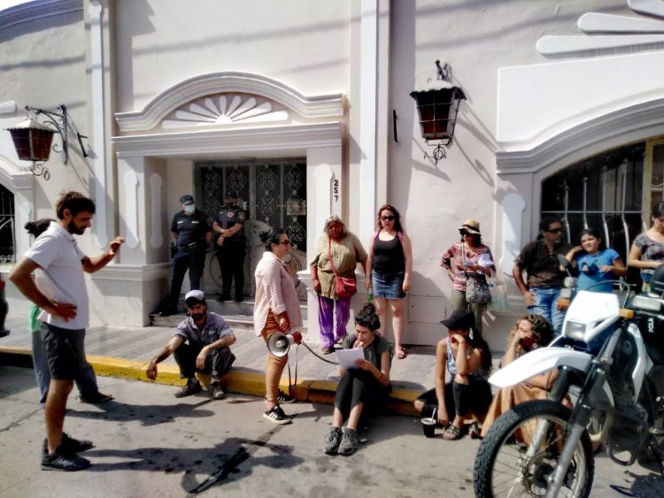 Vecinos y agrupaciones protestan frente a la Fiscalía de 2° turno de Alta Gracia.
