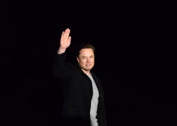 El hombre más rico del mundo compró la red social Twitter