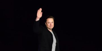 El hombre más rico del mundo compró la red social Twitter