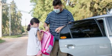 Cómo evitar los dolores de espalda causados por las mochilas escolares