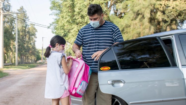 Cómo evitar los dolores de espalda causados por las mochilas escolares