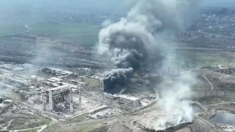 En la fábrica de Azovstal, refugiados en túneles subterráneos, resisten los últimos soldados ucranianos en Mariupol.