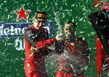 Leclerc se llevó el GP de Australia y es el líder