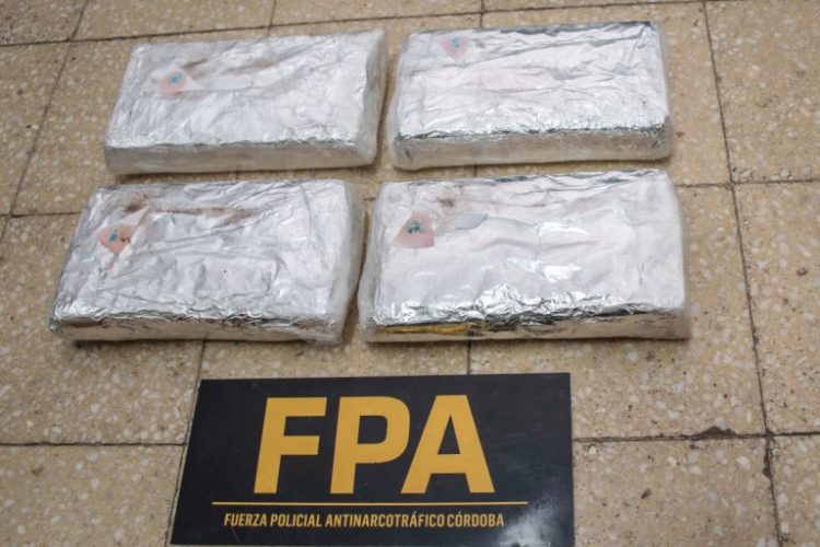 La Policía Federal secuestró más de cuatro kilos de cocaína y desarticuló una organización conformada por extranjeros