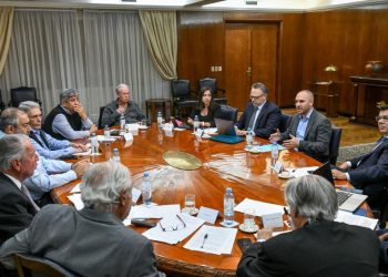 Acuerdan adelantar paritarias y presentar una canasta básica de 60 productos de primera necesidad