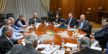 Acuerdan adelantar paritarias y presentar una canasta básica de 60 productos de primera necesidad