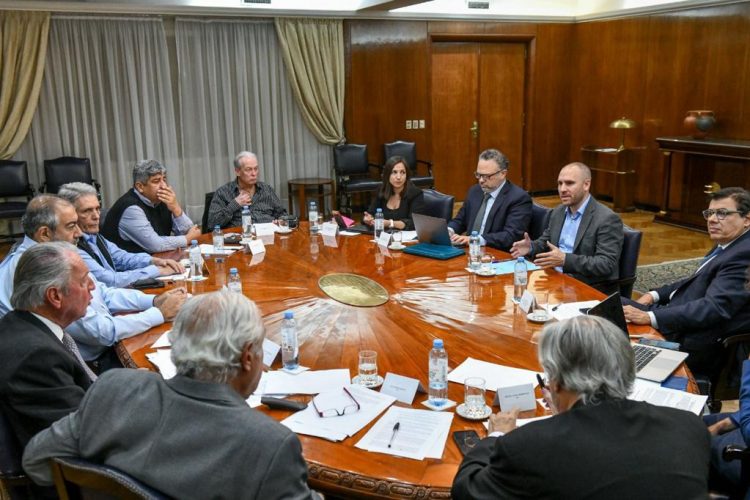 Acuerdan adelantar paritarias y presentar una canasta básica de 60 productos de primera necesidad