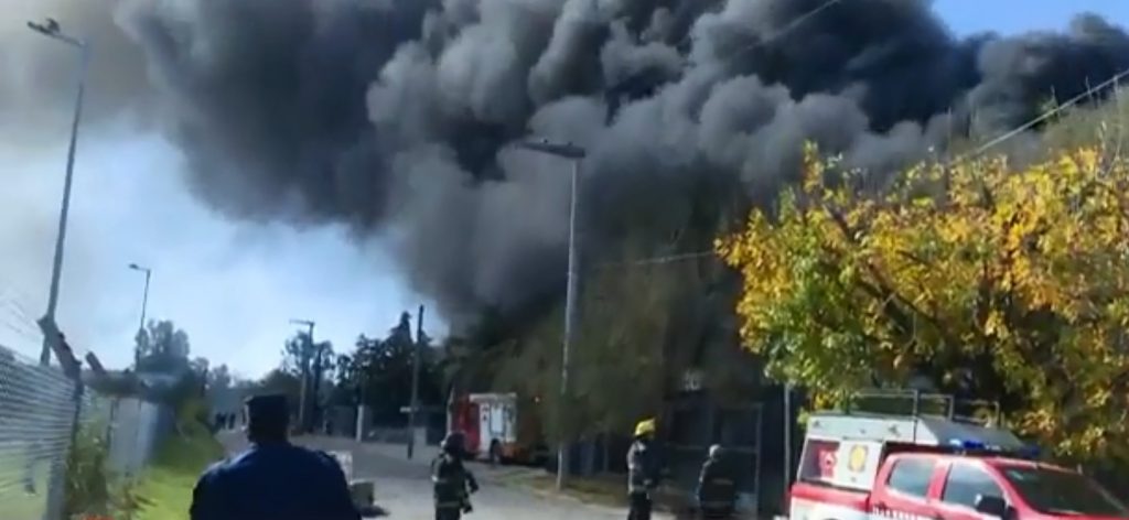 Un voraz incendio consume una fábrica en barrio Los Boulevares