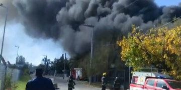 Un voraz incendio consume una fábrica en barrio Los Boulevares