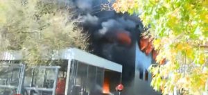 Un voraz incendio consume una fábrica en barrio Los Boulevares