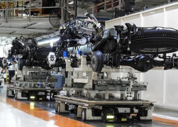 Automotrices advierten falta de dólares para comprar insumos