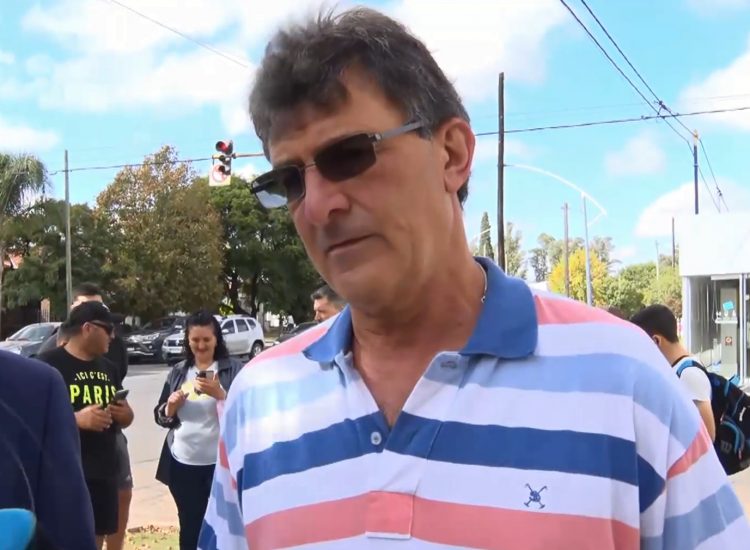 Mario Kempes en Bell Ville, su ciudad natal a la que regresó este sábado
