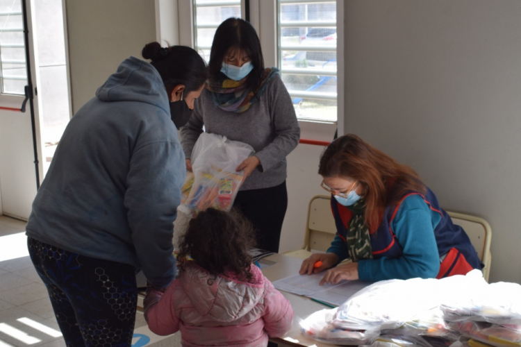 Comenzó la entrega de kits escolares para alumnos beneficiarios de Paicor