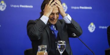 Lacalle Pou le pegó un pelotazo en la cabeza a un policía