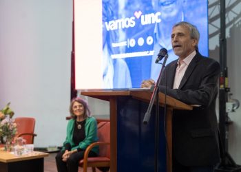 Con fuertes críticas a Juri, León lanzó su candidatura