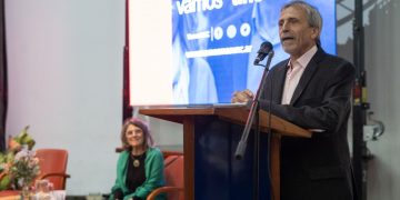 Con fuertes críticas a Juri, León lanzó su candidatura