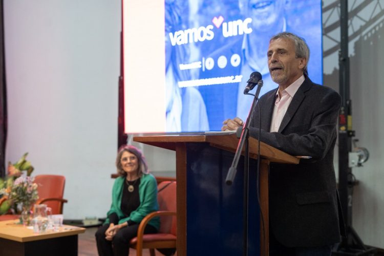 El candidato a Rector, León, junto a su compañera de fórmula, Peralta.