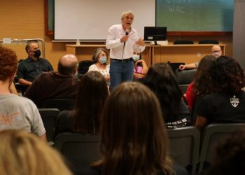 León se postula por «Vamos» para ser el próximo rector de la UNC