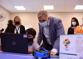 Llaryora inauguró una nueva obra escolar