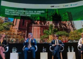 Llaryora ya recorre la provincia con traje de candidato