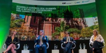 Llaryora ya recorre la provincia con traje de candidato