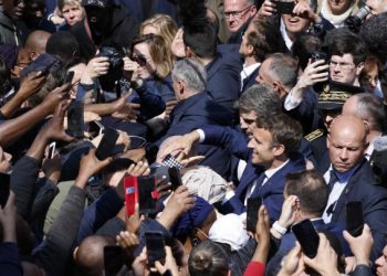 Macron recibió una lluvia de tomates cherry en un mercado de las afueras de París