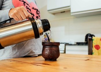 Convocan a familias integradas solo por figuras femeninas para adoptar a una adolescente