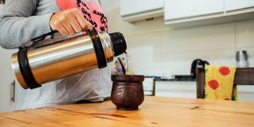 Convocan a familias integradas solo por figuras femeninas para adoptar a una adolescente