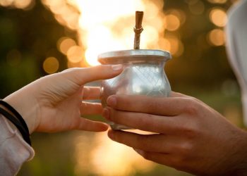 Especialistas afirman que el consumo de mate compartido se modificó tras la pandemia