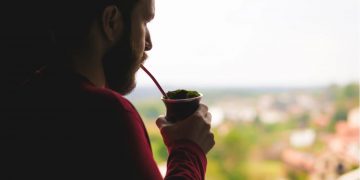 Reino Unido: tomaba mate y sus vecinos le pidieron que dejara de hacerlo por una insólita razón