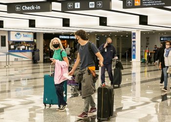 Migraciones simplificó los requisitos para viajar al exterior
