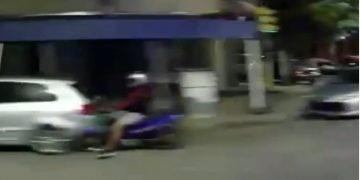 Evadió un control policial, escapó, chocó y lo arrestaron