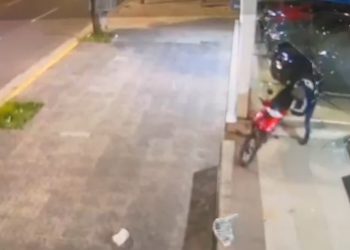 Destruyó una vidriera en avenida Colón y robó una moto en menos de medio minuto