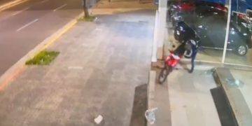 Destruyó una vidriera en avenida Colón y robó una moto en menos de medio minuto