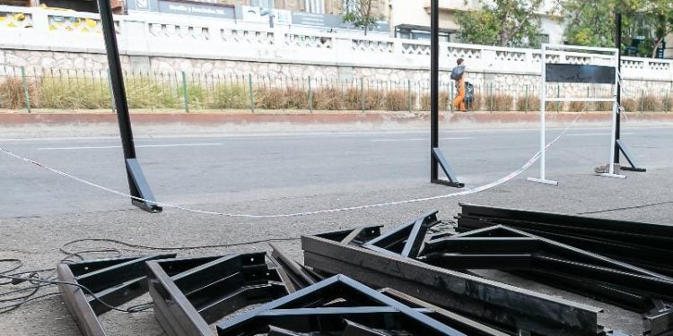 Por obras en el Mercado Sud, se levantó el pavimento del bulevar Illia