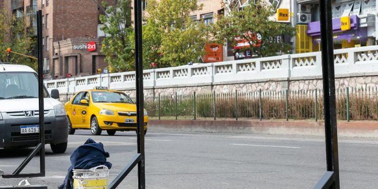 Por obras en el Mercado Sud, se levantó el pavimento del bulevar Illia