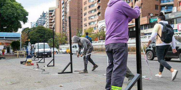 Por obras en el Mercado Sud, se levantó el pavimento del bulevar Illia