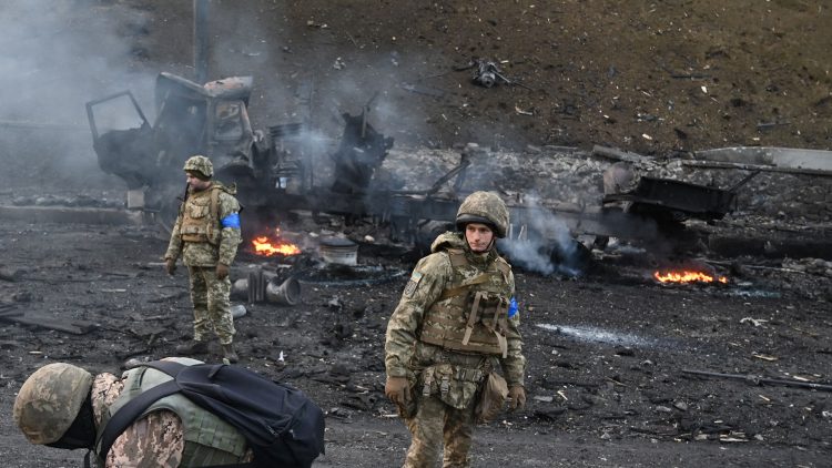 Ukrainian service members look for and collect unexploded shells after a fighting with Russian raiding group in the Ukrainian capital of Kyiv in the morning of February 26, 2022, according to Ukrainian service personnel at the scene. - Ukrainian soldiers repulsed a Russian attack in the capital, the military said on February 26 after a defiant President Volodymyr Zelensky vowed his pro-Western country would not be bowed by Moscow. It started the third day since Russian leader Vladimir Putin unleashed a full-scale invasion that has killed dozens of people, forced more than 50,000 to flee Ukraine in just 48 hours and sparked fears of a wider conflict in Europe. (Photo by Sergei SUPINSKY / AFP)