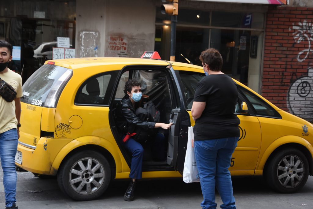 Peones de taxis reclaman por un aumento del 30% en las tarifas