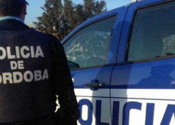 Siete jóvenes viajaban en un vehículo, volcaron y una mujer falleció