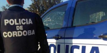 Siete jóvenes viajaban en un vehículo, volcaron y una mujer falleció