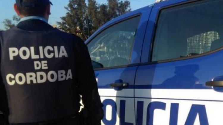 Siete jóvenes viajaban en un vehículo, volcaron y una mujer falleció