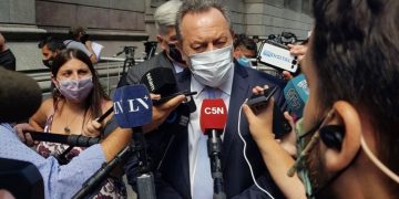 Santos volvió a cuestionar la política aerocomercial nacional