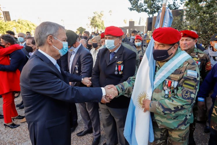 El Gobernador encabezó el acto en la plaza de la Intendencia – Héroes de Malvinas.
