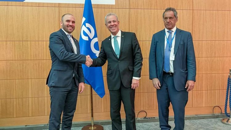 Martín Guzmán y Daniel Scioli junto al ministro de Minas y Energía brasileño, Bento Costa Lima