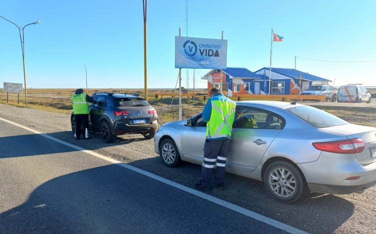 Sancionarán a quienes circulen por la banquina el fin de semana largo