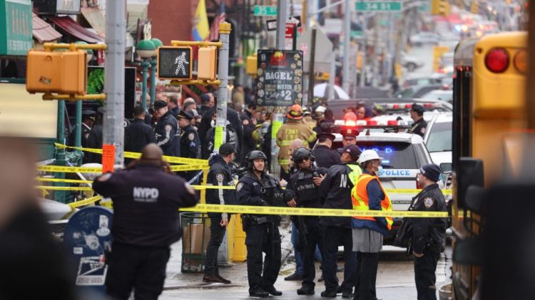 Un tiroteo en el metro de Nueva York deja como saldo al menos 13 heridos
