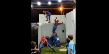 Se disfrazaron de Spiderman y treparon una pared, pero un paso en falso hizo que todo termine en un booper viral